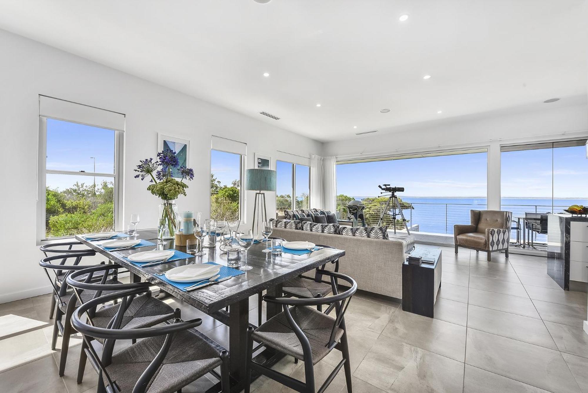 Aloha Waterfront Properties Robe Room photo