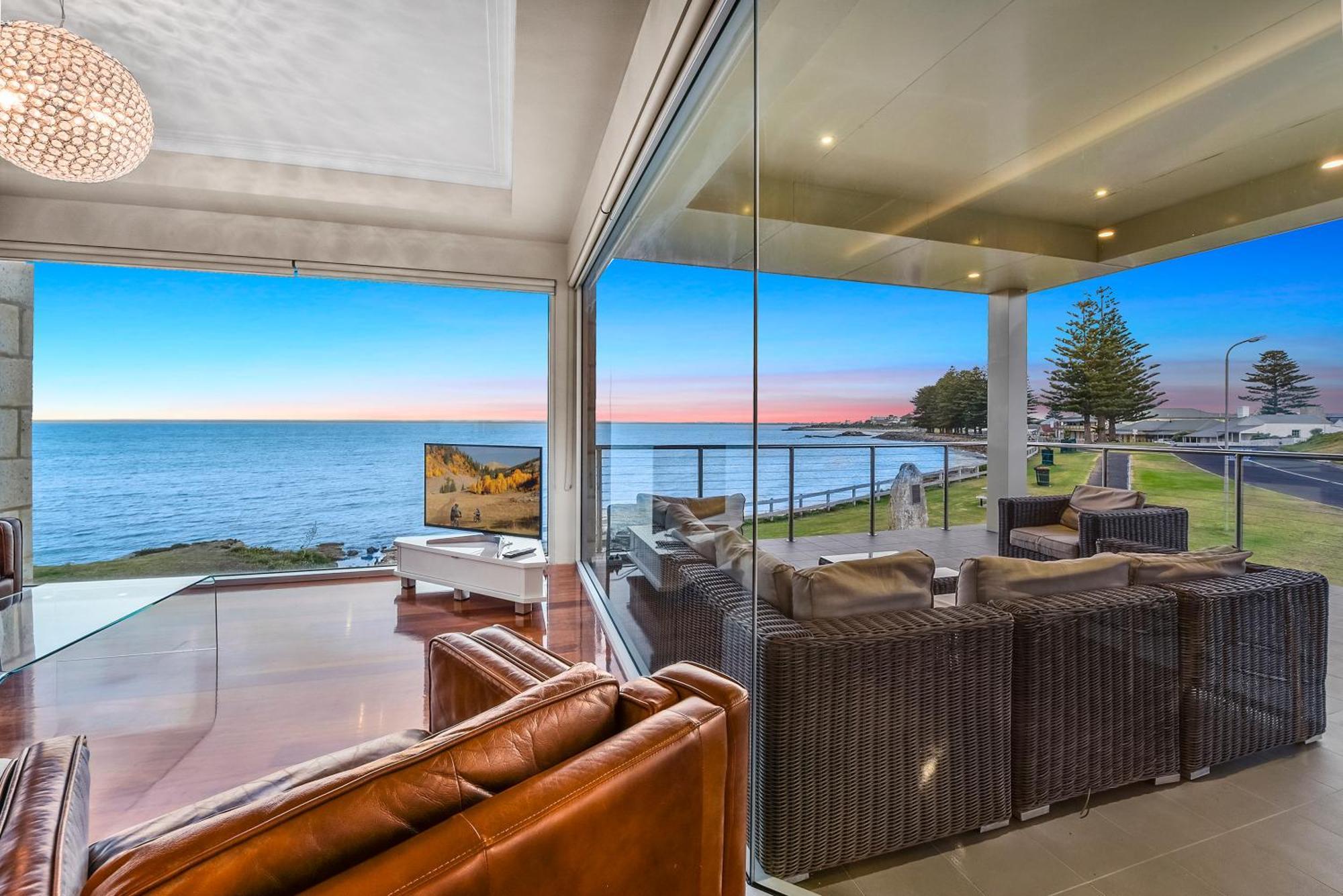 Aloha Waterfront Properties Robe Room photo